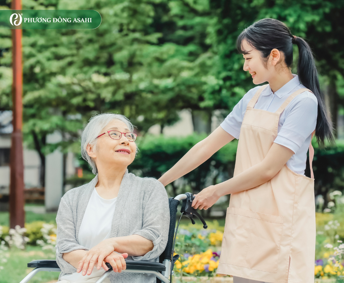 Chăm sóc hàng ngày người cao tuổi sau đột quỵ: Hành trình hồi phục từ giai đoạn khó khăn 